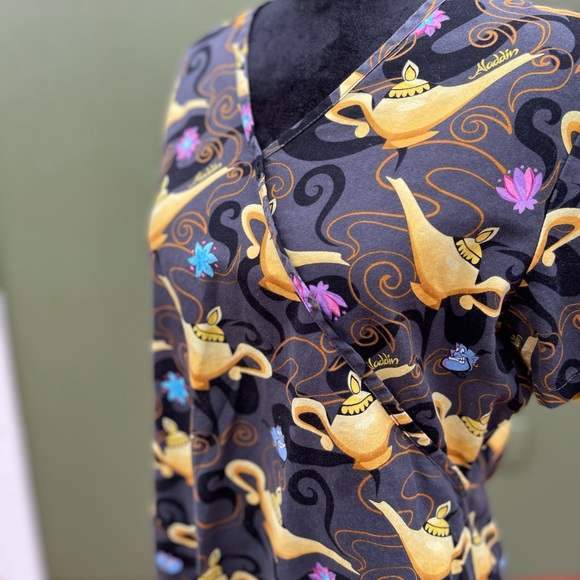 Scrub Top womens size small , used and in excess conditions 🥰 - Picture 2 of 4